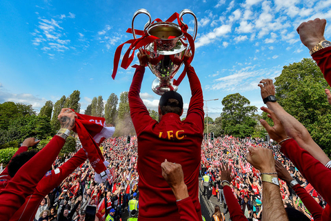 今晚，上海海港门将颜骏凌首发出场，迎来了他代表俱...