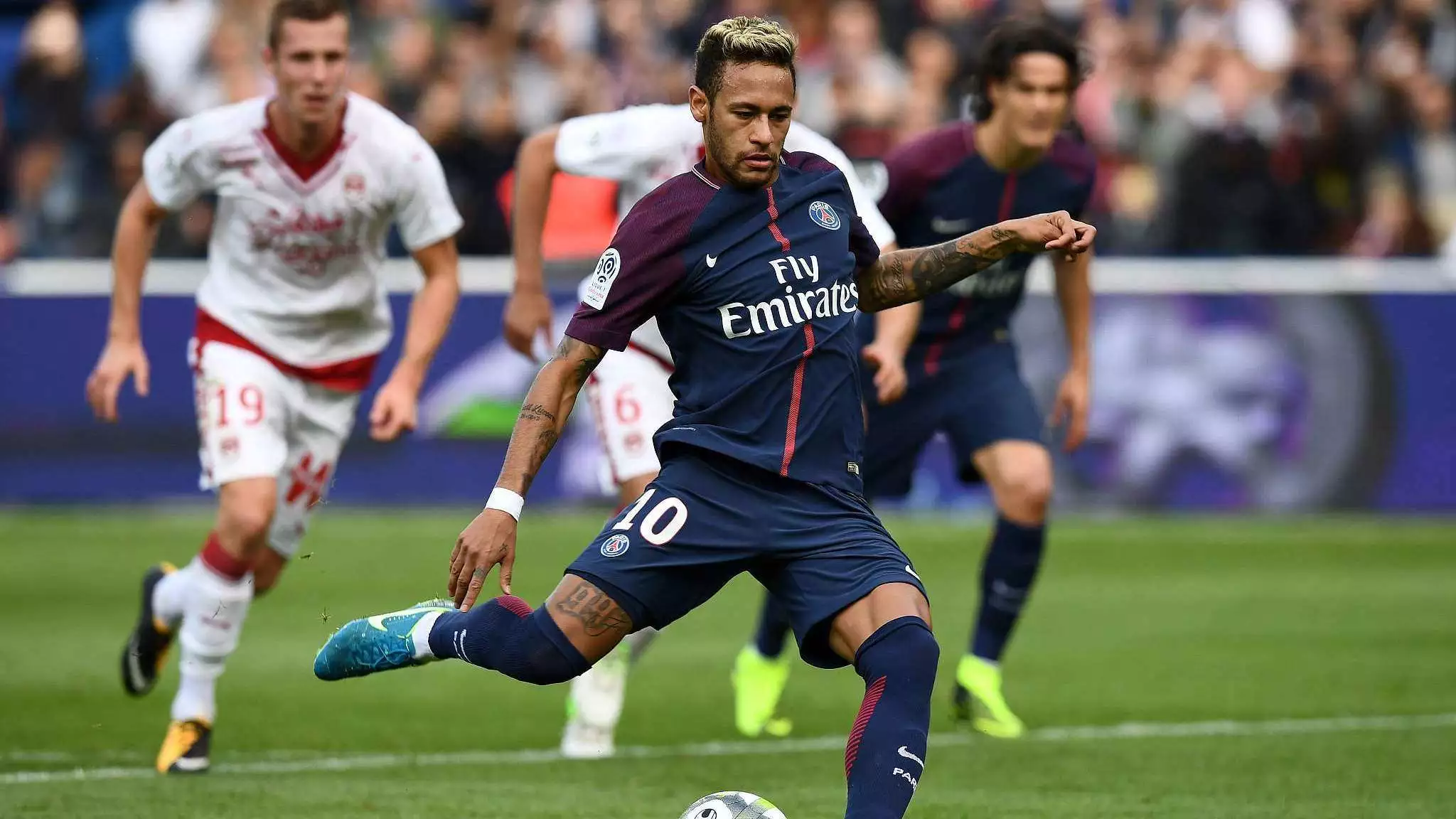 庆祝苏超夺冠，泰州市委书记与泰州队球员合唱《歌唱祖国》