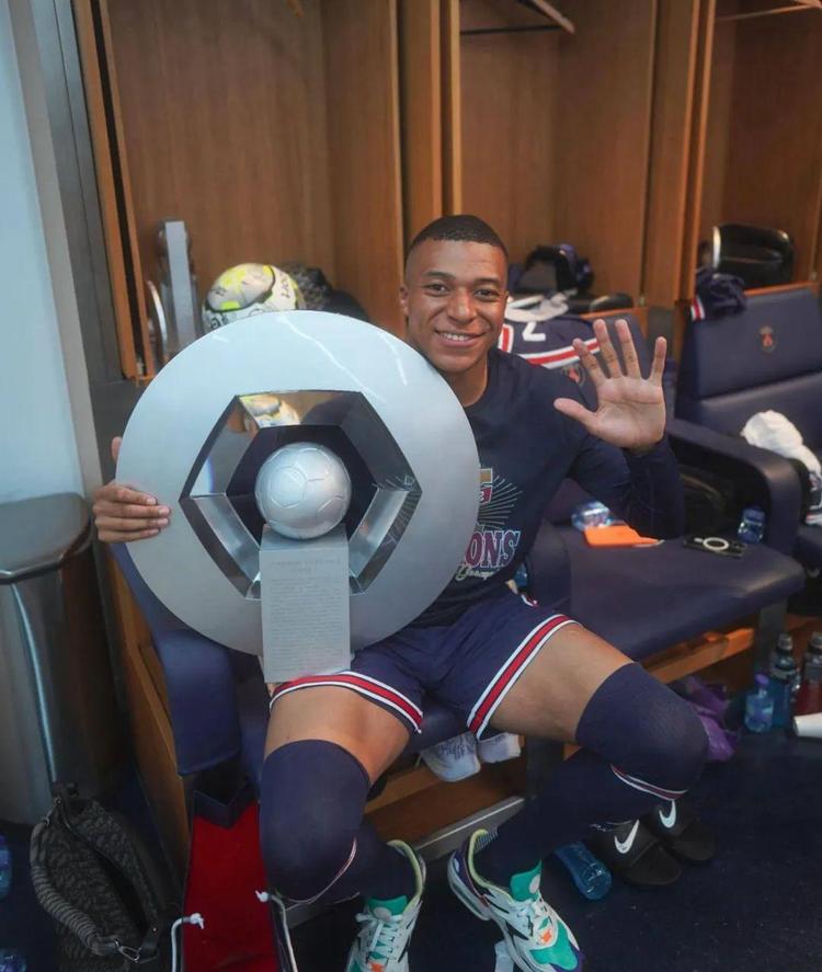 河南00后姑娘李玮洒夺得金腰带，成中国首位女子职业拳击OPBF亚洲冠军