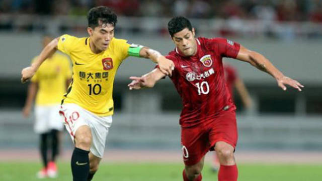 场面火爆，吉马良斯掐罗梅罗脖子逃过红牌